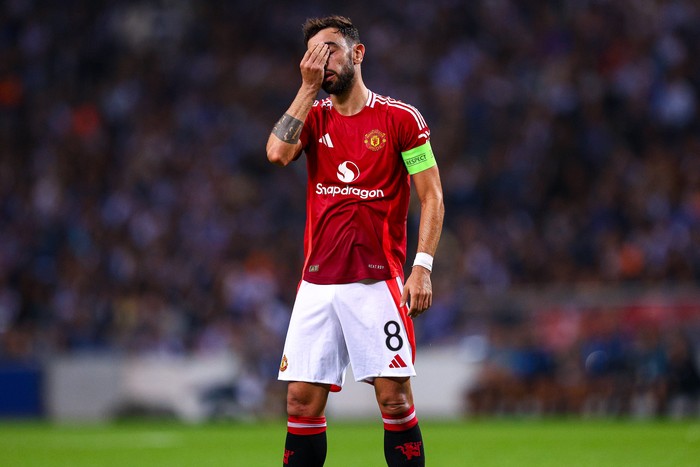 PORTO, PORTUGAL - OCTOBER 03: Bruno Fernandes of Manchester United looks dejected during the UEFA Europa League 2024/25 League Phase MD2 match between FC Porto and Manchester United at Estadio do Dragao on October 03, 2024 in Porto, Portugal. (Photo by Diogo Cardoso/Getty Images)