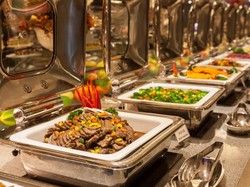 Buang Banyak Makanan Pengunjung Dikenai Denda oleh Restoran