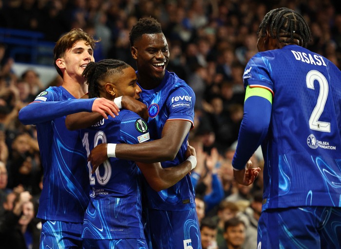 Chelsea Soccer Football - Europa Conference League - Chelsea v Gent - Stamford Bridge, London, Britain - October 3, 2024 Chelsea's Christopher Nkunku celebrates scoring their third goal with Chelsea's Benoit Badiashile, Chelsea's Cesare Casadei and Chelsea's Axel Disasi Action Images via Reuters/Andrew Boyers