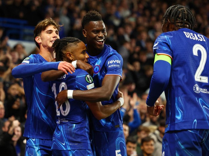 Soccer Football - Europa Conference League - Chelsea v Gent - Stamford Bridge, London, Britain - October 3, 2024  Chelsea's Christopher Nkunku celebrates scoring their third goal with Chelsea's Benoit Badiashile, Chelsea's Cesare Casadei and Chelsea's Axel Disasi Action Images via Reuters/Andrew Boyers