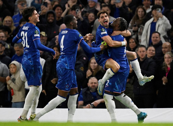 Soccer Football - Europa Conference League - Chelsea v Gent - Stamford Bridge, London, Britain - October 3, 2024 Chelseas Pedro Neto celebrates scoring their second goal with Chelseas Axel Disasi, Chelseas Tosin Adarabioyo and Chelseas Cesare Casadei REUTERS/Tony O Brien     TPX IMAGES OF THE DAY
