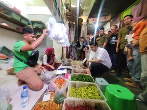 Warga-Pedagang Pasar Menganti Gresik Beri Dukungan Spontan Khofifah-Emil