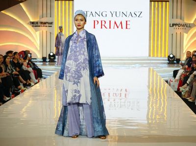 10 Koleksi Arunika Itang Yunasz, Jadi Gong Fashion Runway Lippo Mall Kemang