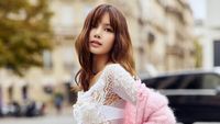 6 Gaya Seksi Lisa BLACKPINK Pakai Lingerie, Promosi Lagu di Jalanan Paris
