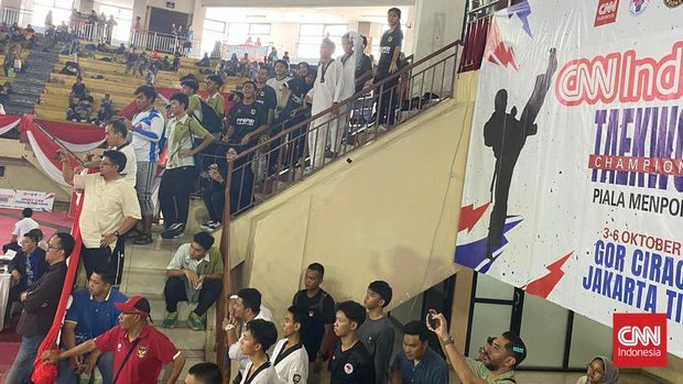 Hari kedua turnamen CNN Indonesia Taekwondo Championship Piala Menpora 2024 di GOR Ciracas, Jakarta, Jumat (4/10) berlangsung lebih meriah.