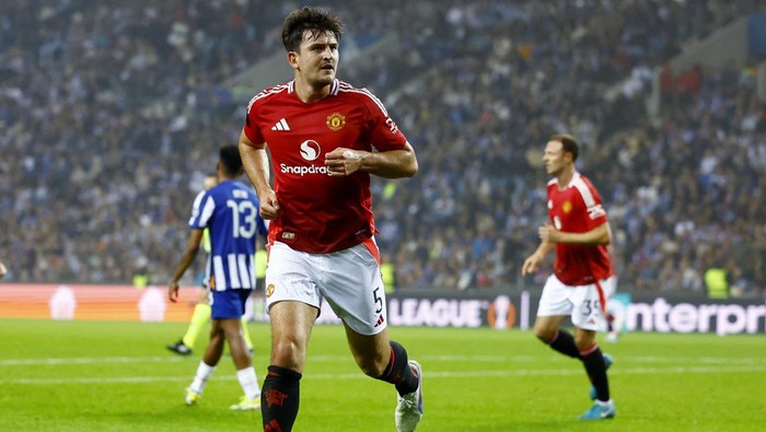 Soccer Football - Europa League - FC Porto v Manchester United - Estadio do Dragao, Porto, Portugal - October 3, 2024 Manchester Uniteds Harry Maguire celebrates scoring their third goal Action Images via Reuters/Peter Cziborra