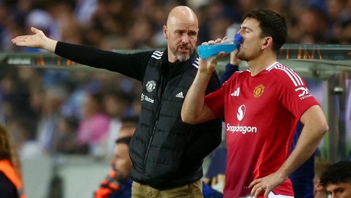 Soccer Football - Europa League - FC Porto v Manchester United - Estadio do Dragao, Porto, Portugal - October 3, 2024 Manchester United manager Erik ten Hag reacts with Harry Maguire before he comes on as a substitute REUTERS/Pedro Nunes