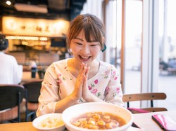 5 Kegiatan yang Sebaiknya Tak Dilakukan Setelah Makan dan Risikonya