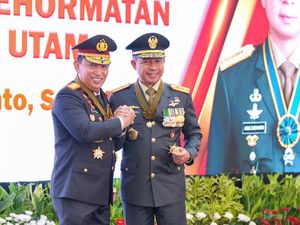 Kapolri Anugerahkan Bintang Bhayangkara Utama ke Panglima TNI Kapolri Anugerahkan Bintang Bhayangkara Utama ke Panglima TNI