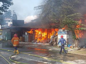 Kebakaran Lapak Barang Bekas di Bogor Padam, Pemilik Rugi Rp 500 Juta Kebakaran Lapak Barang Bekas di Bogor Padam, Pemilik Rugi Rp 500 Juta