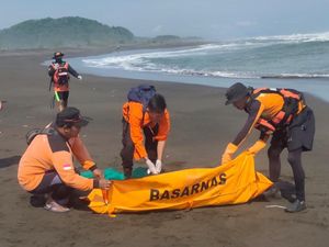 Korban Ketiga Remaja Terseret Arus Pantai Wagir Indah Cilacap Ditemukan Tewas Korban Ketiga Remaja Terseret Arus Pantai Wagir Indah Cilacap Ditemukan Tewas