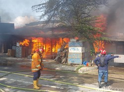 Lapak Barang Bekas di Katulampa Bogor Terbakar, 7 Unit Mobil Damkar Dikerahkan