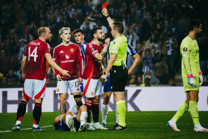 PORTO, PORTUGAL - OCTOBER 03: Bruno Fernandes of Manchester United is shown a red card after fouling Nehuen Perez of FC Porto during the UEFA Europa League 2024/25 League Phase MD2 match between FC Porto and Manchester United at Estadio do Dragao on October 03, 2024 in Porto, Portugal. (Photo by Ash Donelon/Manchester United via Getty Images)