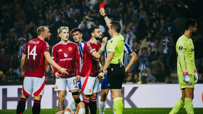 PORTO, PORTUGAL - OCTOBER 03: Bruno Fernandes of Manchester United is shown a red card after fouling Nehuen Perez of FC Porto during the UEFA Europa League 2024/25 League Phase MD2 match between FC Porto and Manchester United at Estadio do Dragao on October 03, 2024 in Porto, Portugal. (Photo by Ash Donelon/Manchester United via Getty Images)