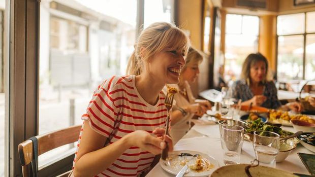 Ilustrasi makan bersama teman-teman di restoran