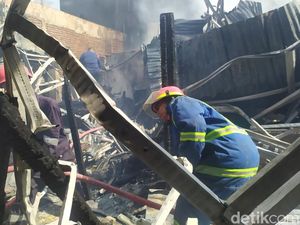 Update Kebakaran Permukiman Padat di Jalan Badak Makassar, 11 Rumah Hangus