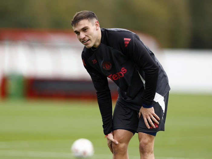 Soccer Football - Europa League - Manchester United Training - Trafford Training Centre, Carrington, Britain - October 2, 2024 Manchester United's Manuel Ugarte during training Action Images via Reuters/Jason Cairnduff