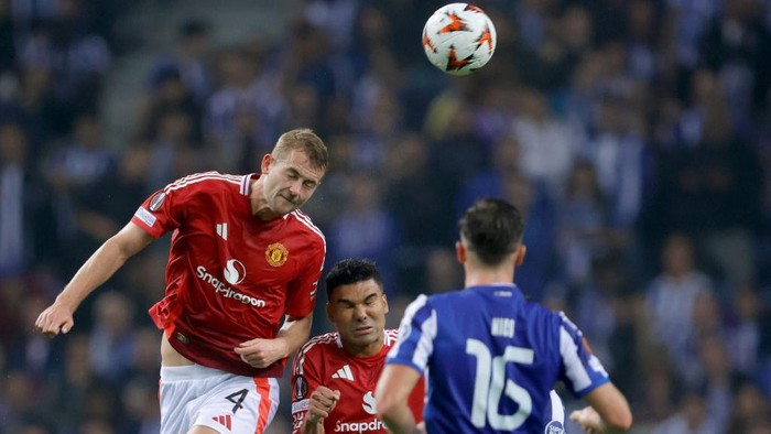 PORTO, PORTUGAL - OCTOBER 3: (L-R) Matthijs de Ligt of Manchester United, Casemiro of Manchester United  during the UEFA Europa League   match between FC Porto v Manchester United at the Estadio Do Dragao on October 3, 2024 in Porto Portugal (Photo by Eric Verhoeven/Soccrates/Getty Images)