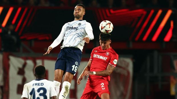 ENSCHEDE - (l-r) Youssef En Nesyri of Fenerbahce SK, Mees Hilgers of FC Twente during the UEFA Europa League match between FC Twente and Fenerbahce at Stadion De Grolsch Veste on Oct. 3, 2024 in Enschede, Netherlands. ANP VINCENT JANNINK (Photo by ANP via Getty Images)