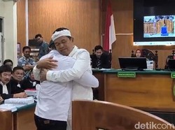 Momen Haru Dedi Mulyadi Peluk Sudirman di Sidang PK Kasus Vina