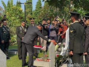 Video: Momen Panglima Tabur Bunga di Makam BJ Habibie Jelang HUT ke-79 TNI Video: Momen Panglima Tabur Bunga di Makam BJ Habibie Jelang HUT ke-79 TNI