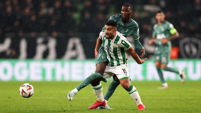 BUDAPEST, HUNGARY - OCTOBER 03: Pape Matar Sarr of Tottenham Hotspur and Mohammad Abu Fani of Ferencvaros battle for possession during the UEFA Europa League 2024/25 League Phase MD2 match between Ferencvarosi TC and Tottenham Hotspur at Groupama Arena on October 03, 2024 in Budapest, Hungary. (Photo by David Balogh/Getty Images)
