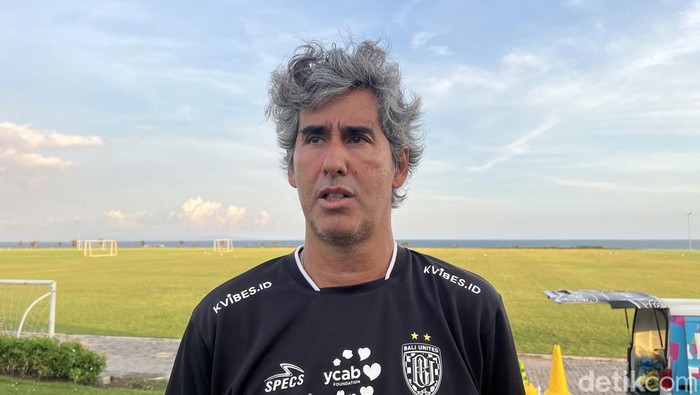 Pelatih Bali United Stefano Teco Cugurra saat diwawancarai, Jumat (4/10/2024).