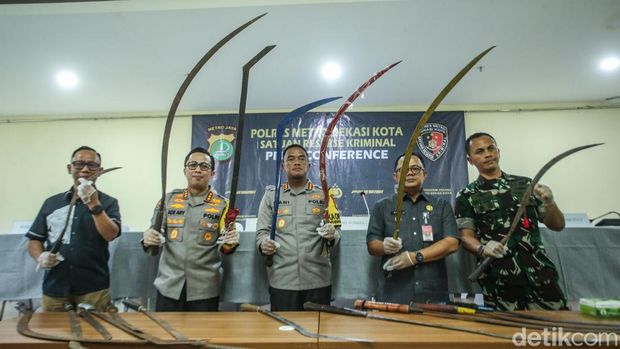 Polisi mengungkap kronologi temuan tujuh mayat di Kali Bekasi, Jatiasih, Kota Bekasi. Celurit menjadi barang bukti dalam kasus tersebut.