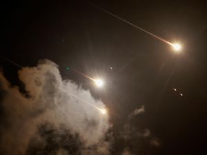 Rudal Iran Tembus Pertahanan Israel, Iron Dome Cs Kewalahan Rudal Iran Tembus Pertahanan Israel, Iron Dome Cs Kewalahan
