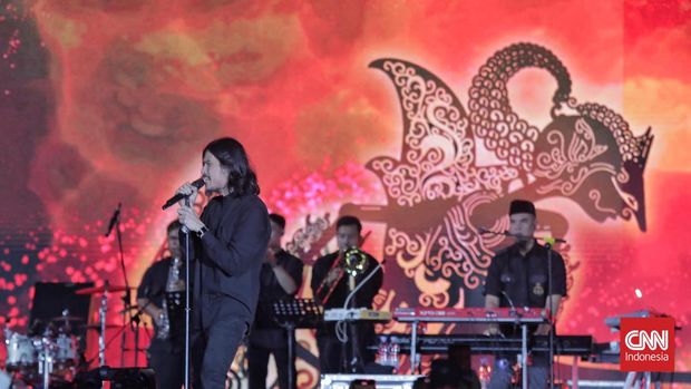 Penampilan Dewa 19 feat Virzha dalam ajang People Fest di Komplek Parlemen DPR RI. Jakarta, Jumat, 8 Oktober 2024. CNNIndonesia/Adhi Wicaksono