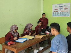 Antusias Alya Rekam E-KTP untuk Ikut Nyoblos Pilwalkot Cimahi