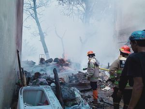 Gudang Rongsok di Jetis Bantul Ludes Terbakar, Kerugian Capai Rp 100 Juta Gudang Rongsok di Jetis Bantul Ludes Terbakar, Kerugian Capai Rp 100 Juta