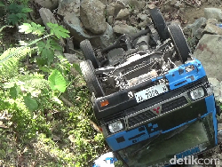 Pikap Muat Sayur Terjun ke Jurang 30 Meter di Lereng Semeru Lumajang
