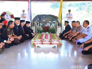 Pj Gubernur Ziarah ke Makam Bung Karno Jelang Hari Jadi ke-79 Pemprov Jatim Pj Gubernur Ziarah ke Makam Bung Karno Jelang Hari Jadi ke-79 Pemprov Jatim