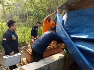 Polisi Ekshumasi Jenazah Siswa MTs Blitar Tewas gegara Dilempar Kayu Berpaku Polisi Ekshumasi Jenazah Siswa MTs Blitar Tewas gegara Dilempar Kayu Berpaku