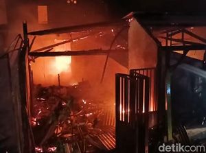 4 Tempat Karaoke dan 1 Kios Bensin di Kota Probolinggo Ludes Terbakar 4 Tempat Karaoke dan 1 Kios Bensin di Kota Probolinggo Ludes Terbakar