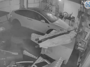 Mobil Listrik Tesla Kebanjiran Malah Terbakar