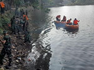 Sambut HUT TNI, Kodam Siliwangi Kerahkan Prajurit Bersihkan Situ di Bogor