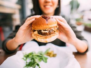 5 Trik Makan Burger Anti Berantakan dan Tetap Slay