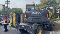 Arus Lalin Tersendat Imbas Truk Terguling di Jalan Ngagel