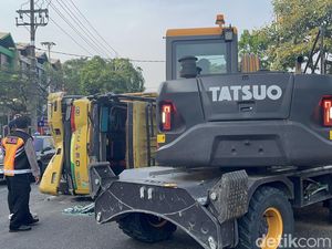 Arus Lalin Tersendat Imbas Truk Terguling di Jalan Ngagel