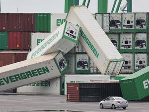 Tumpukan Kontainer Ambruk Setelah Topan Krathon Menerjang Taiwan Tumpukan Kontainer Ambruk Setelah Topan Krathon Menerjang Taiwan