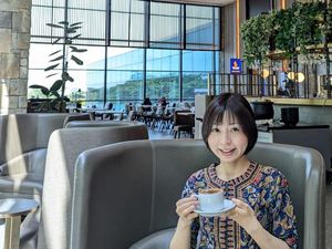 Turis Pakai Seragam SIA di Pesawat, Dipuji Pramugari tapi Dikritik Netizen