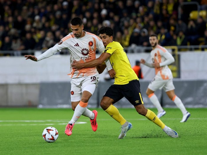 BORAS, SWEDEN - OCTOBER 03: Zeki Celik of AS Roma is challenged by Ahmed Qasem of IF Elfsborg during the UEFA Europa League 2024/25 League Phase MD2 match between IF Elfsborg and AS Roma at Boras Arena on October 03, 2024 in Boras, Sweden. (Photo by Michael Campanella/Getty Images)