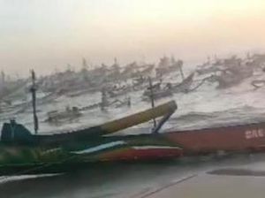 8 Perahu Nelayan Pantai Papuma Jember Karam Diterjang Gelombang Tinggi 8 Perahu Nelayan Pantai Papuma Jember Karam Diterjang Gelombang Tinggi