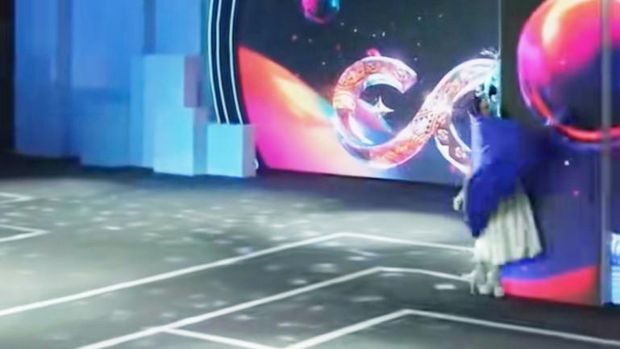 Anastasiia Panova saat kepala dan wajahnya terbentur dekorasi panggung.