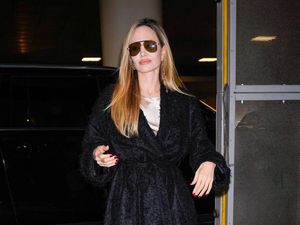 Angelina Jolie Hadiri Premier dengan Pria yang Diisukan Pacar, Tapi Jaga Jarak