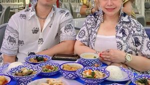 Romantis! Anisa Bahar Kulineran Bareng Kekasihnya di Thailand