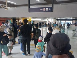 Tarif Rp 1 Hari Ini, Antrean Penumpang Mengular di Stasiun MRT CSW