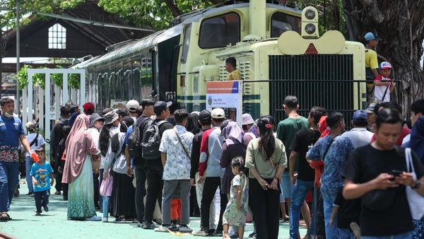 Antusias Warga Kunjungi Bengkel Kereta Api di Balai Yasa Surabaya Gubeng